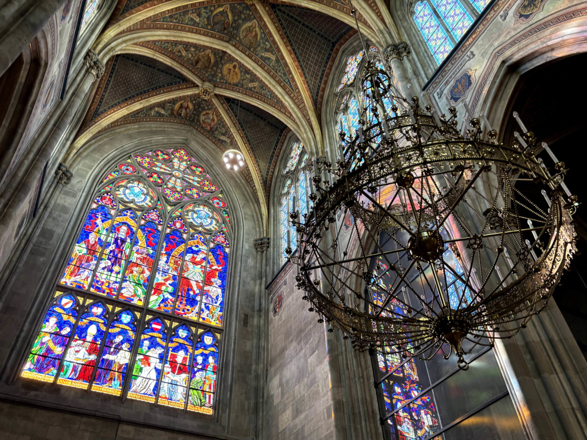 Gläubige x Touris – die Votivkirche